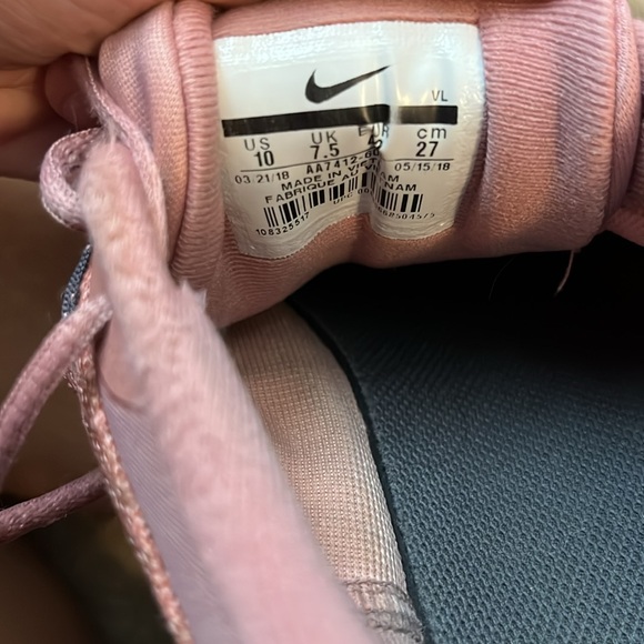 Pink NIKE running shoes - Picture 2 of 2